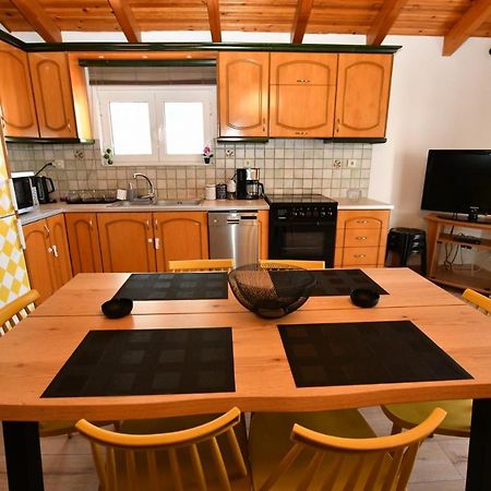 Downtown Loft Apartment Aigio Bagian luar foto
