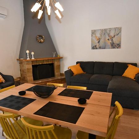 Downtown Loft Apartment Aigio Bagian luar foto