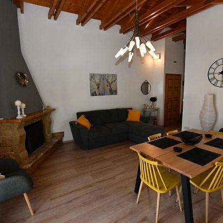 Downtown Loft Apartment Aigio Bagian luar foto