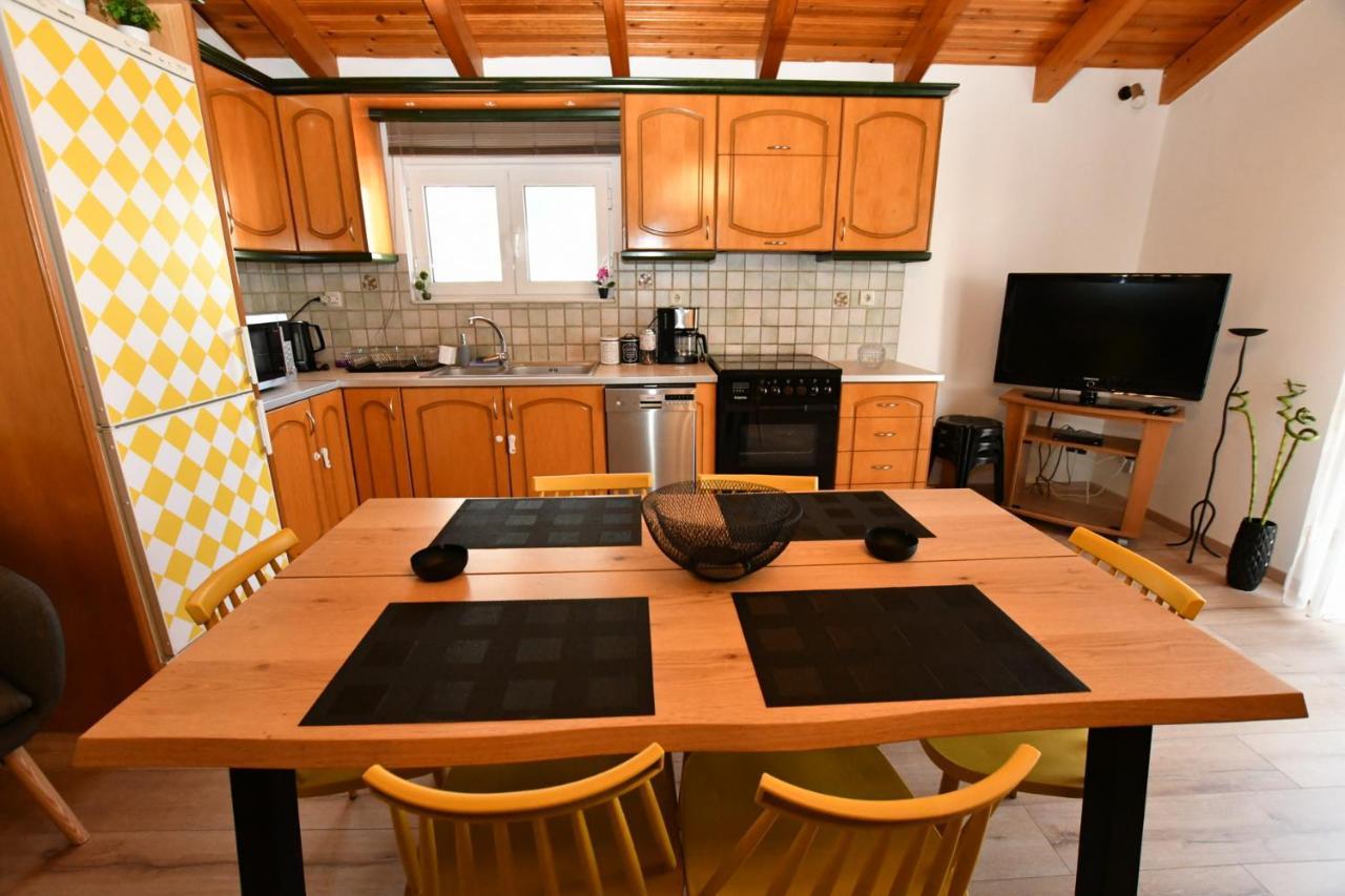 Downtown Loft Apartment Aigio Bagian luar foto