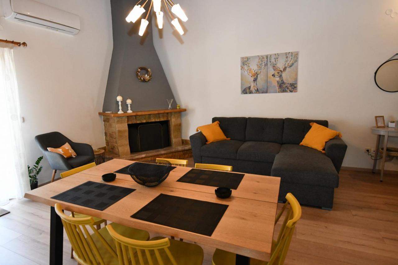 Downtown Loft Apartment Aigio Bagian luar foto