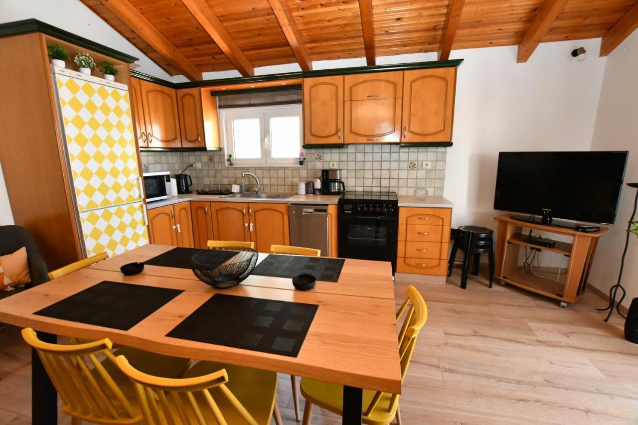 Downtown Loft Apartment Aigio Bagian luar foto