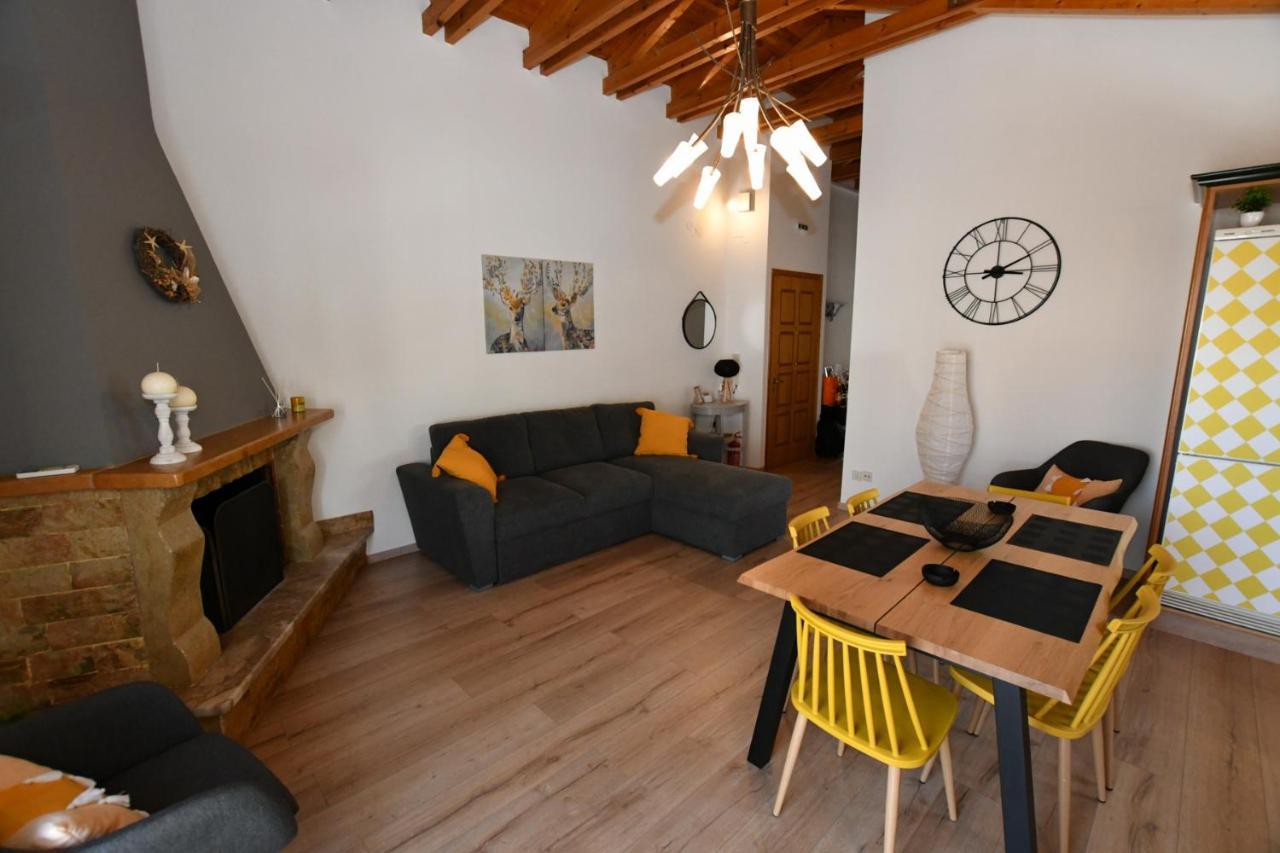 Downtown Loft Apartment Aigio Bagian luar foto