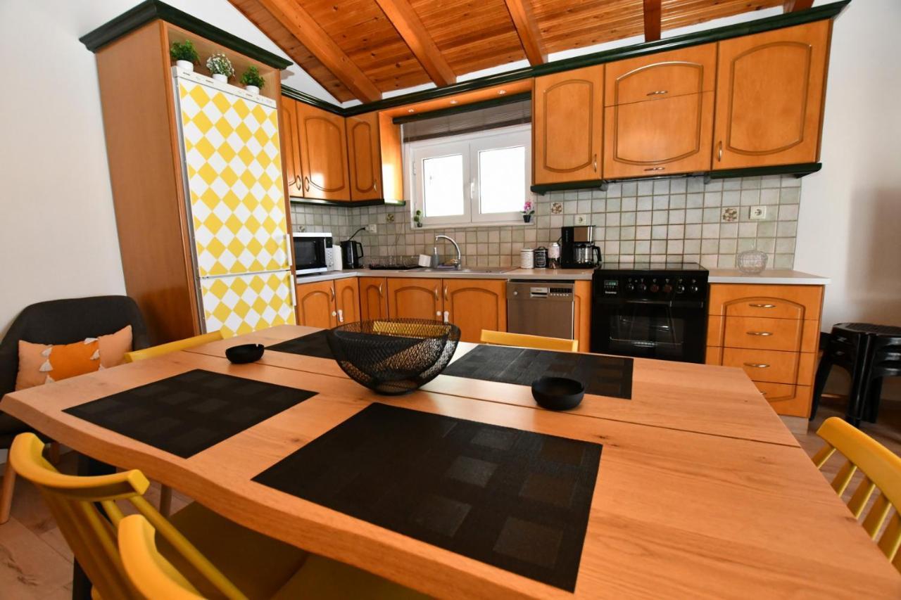 Downtown Loft Apartment Aigio Bagian luar foto