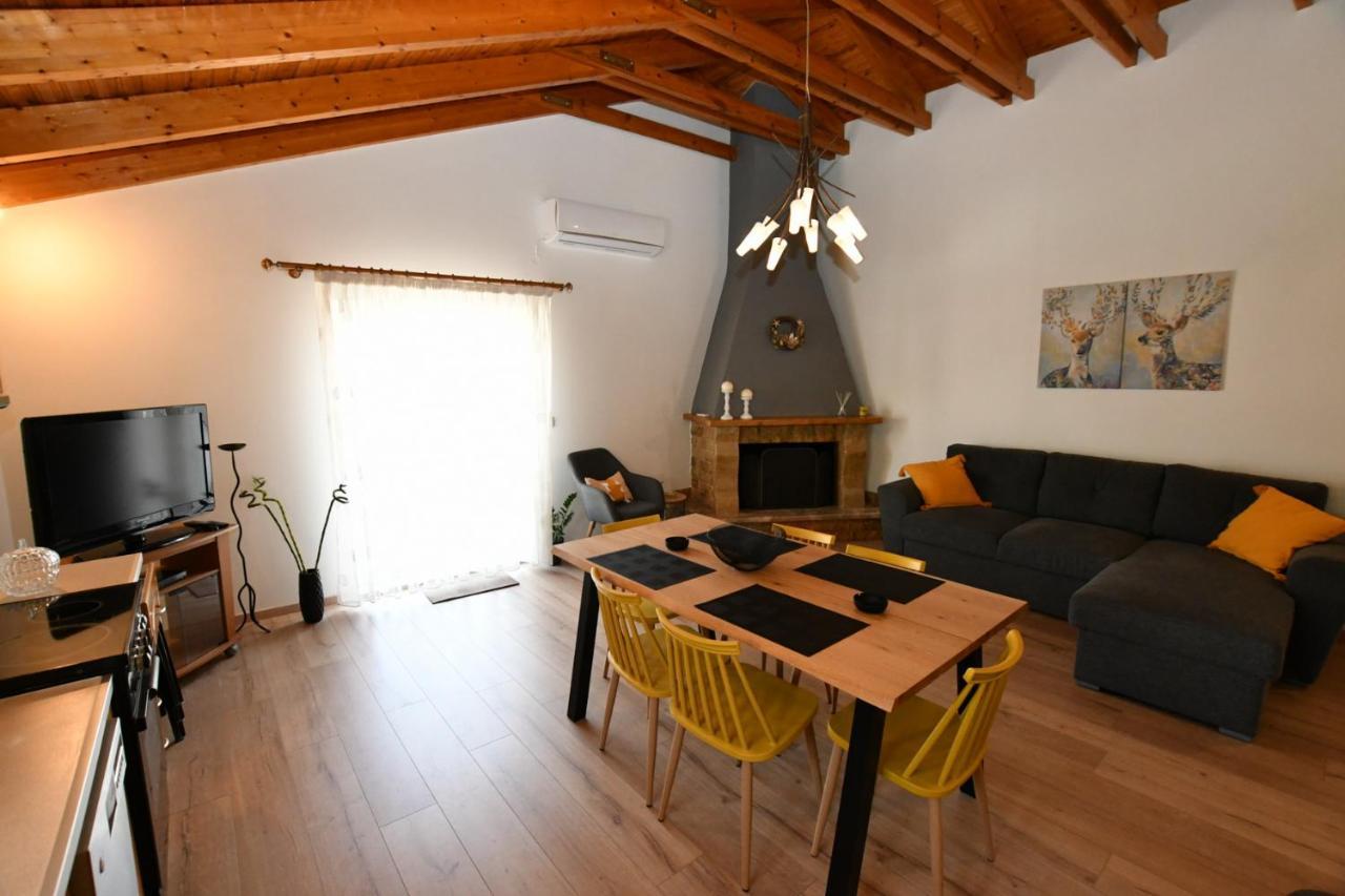 Downtown Loft Apartment Aigio Bagian luar foto