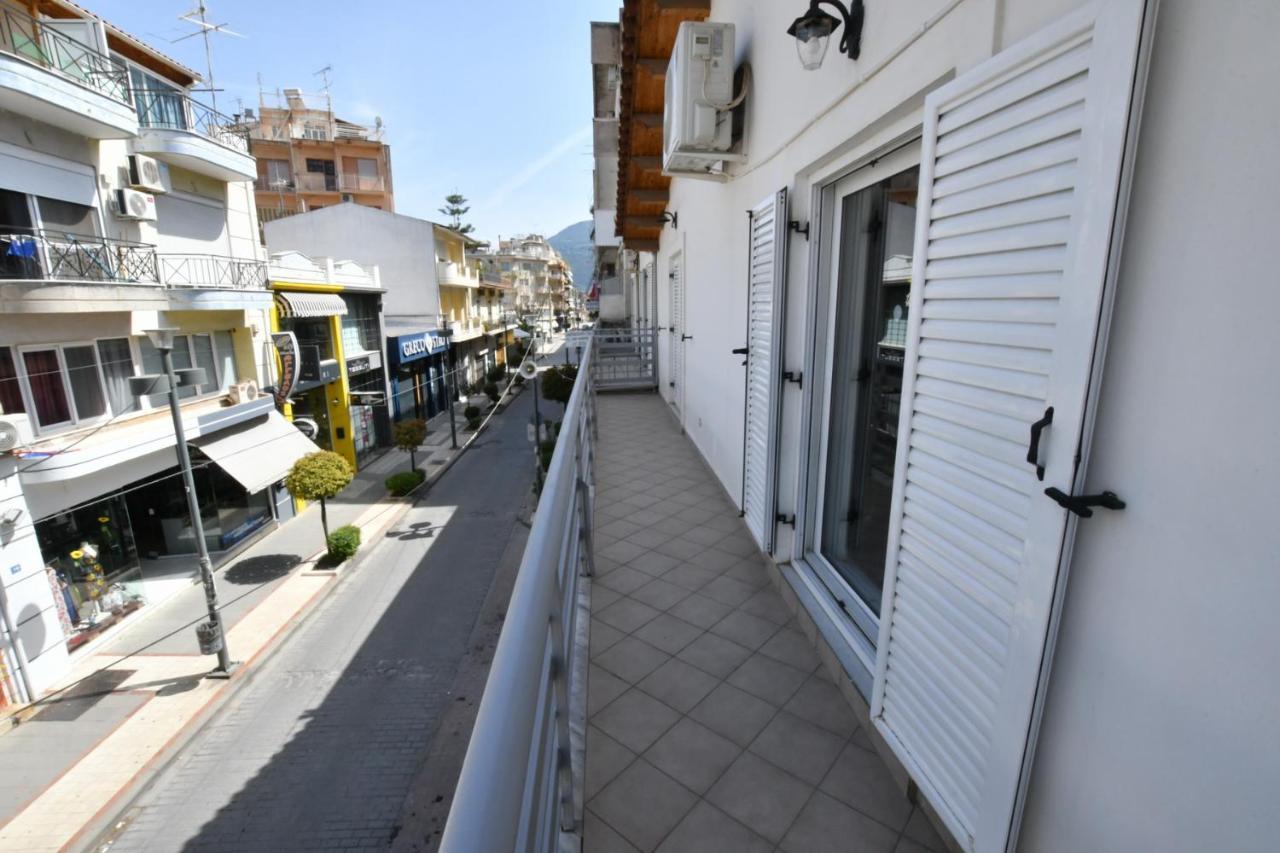 Downtown Loft Apartment Aigio Bagian luar foto