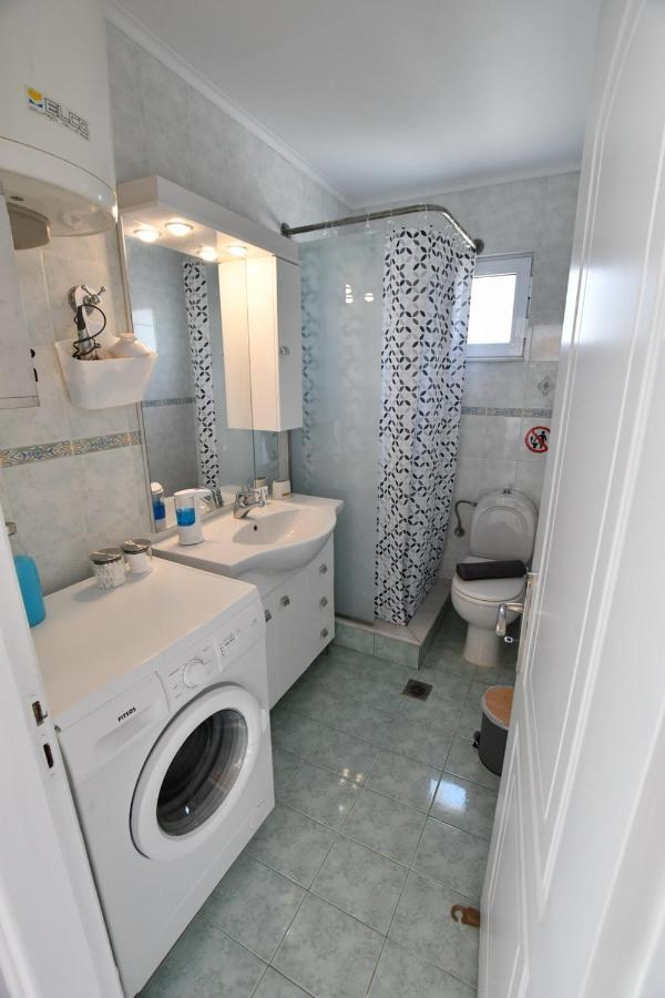Downtown Loft Apartment Aigio Bagian luar foto