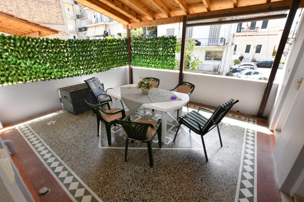 Downtown Loft Apartment Aigio Bagian luar foto