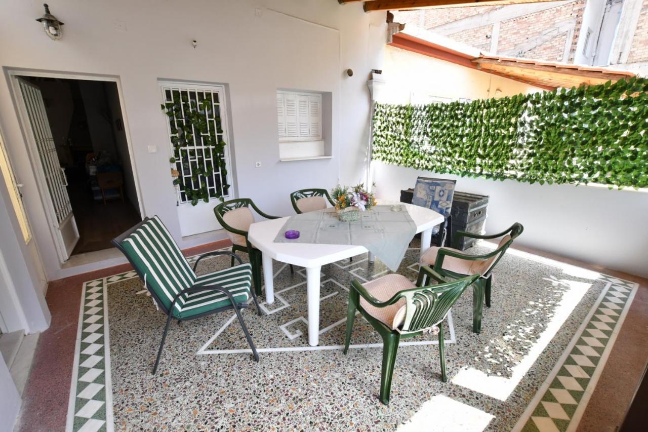 Downtown Loft Apartment Aigio Bagian luar foto
