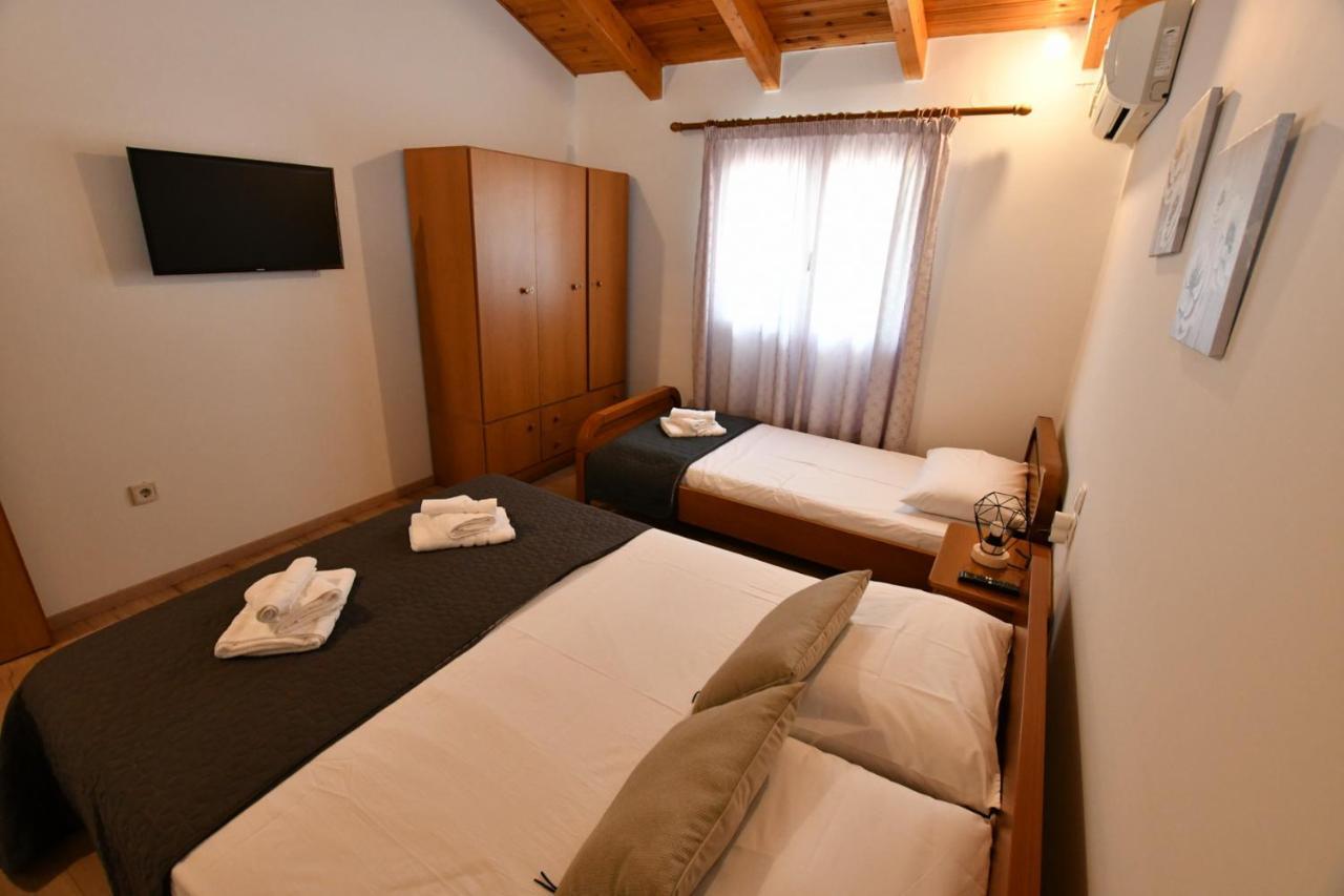 Downtown Loft Apartment Aigio Bagian luar foto