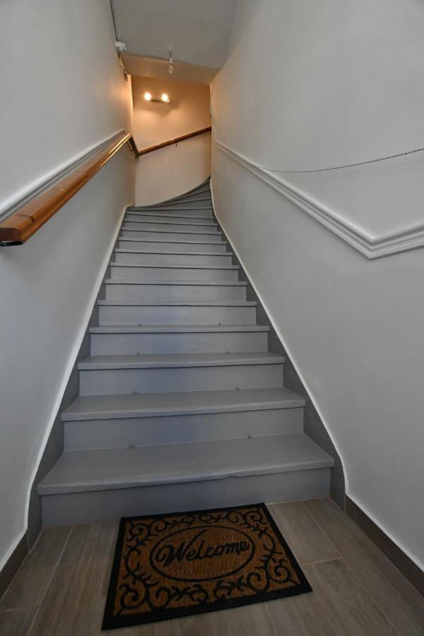 Downtown Loft Apartment Aigio Bagian luar foto