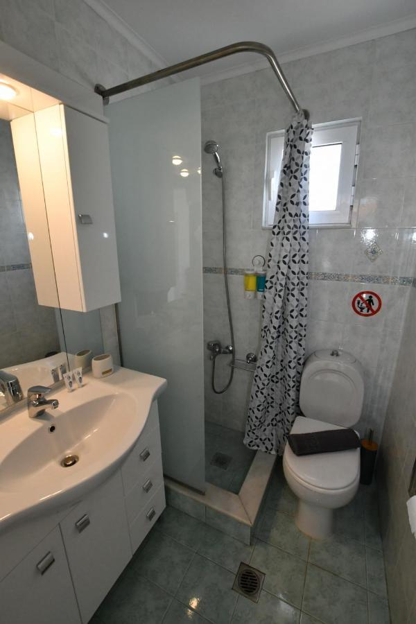 Downtown Loft Apartment Aigio Bagian luar foto