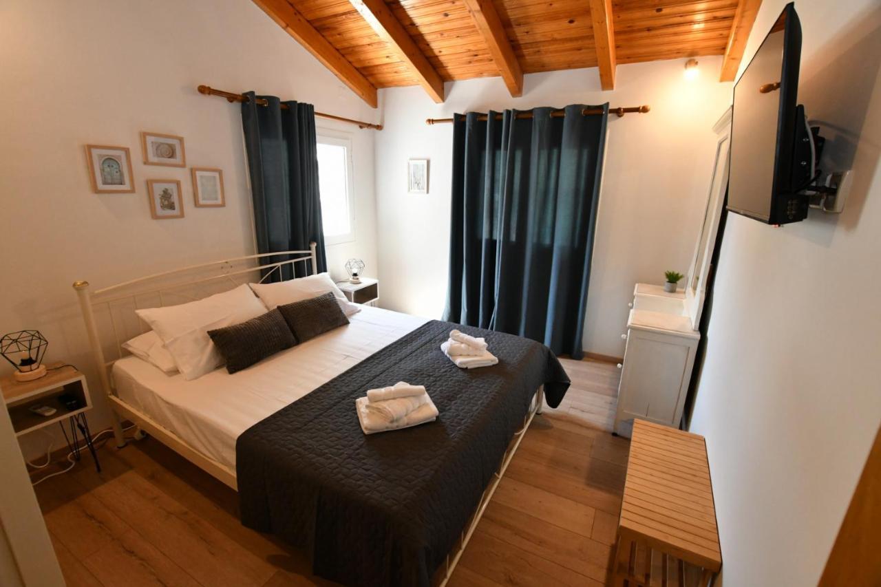 Downtown Loft Apartment Aigio Bagian luar foto