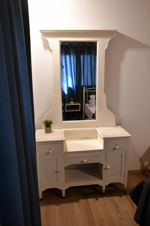 Downtown Loft Apartment Aigio Bagian luar foto