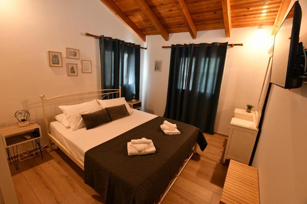 Downtown Loft Apartment Aigio Bagian luar foto