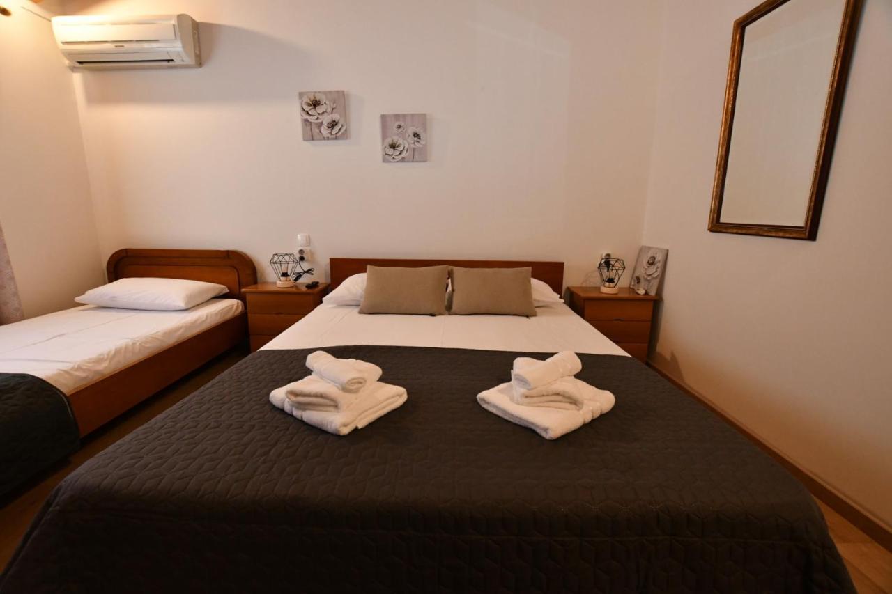 Downtown Loft Apartment Aigio Bagian luar foto