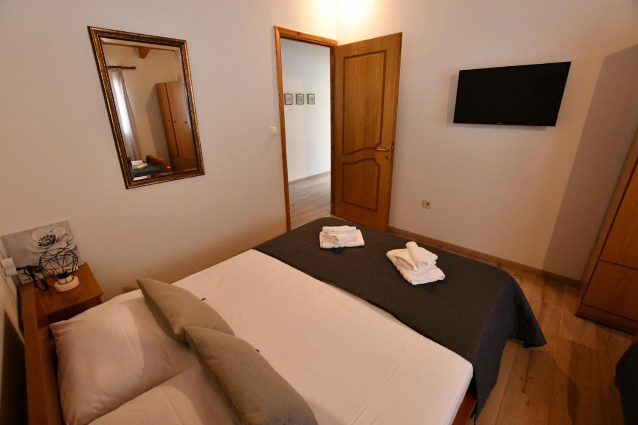 Downtown Loft Apartment Aigio Bagian luar foto