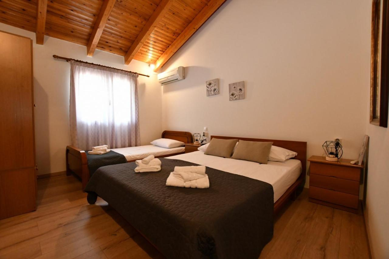 Downtown Loft Apartment Aigio Bagian luar foto