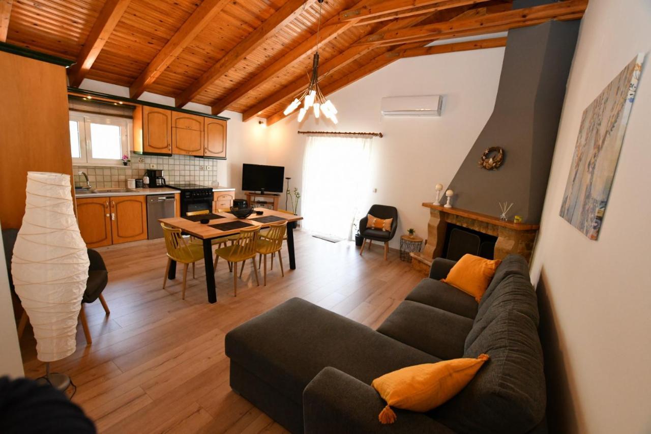 Downtown Loft Apartment Aigio Bagian luar foto