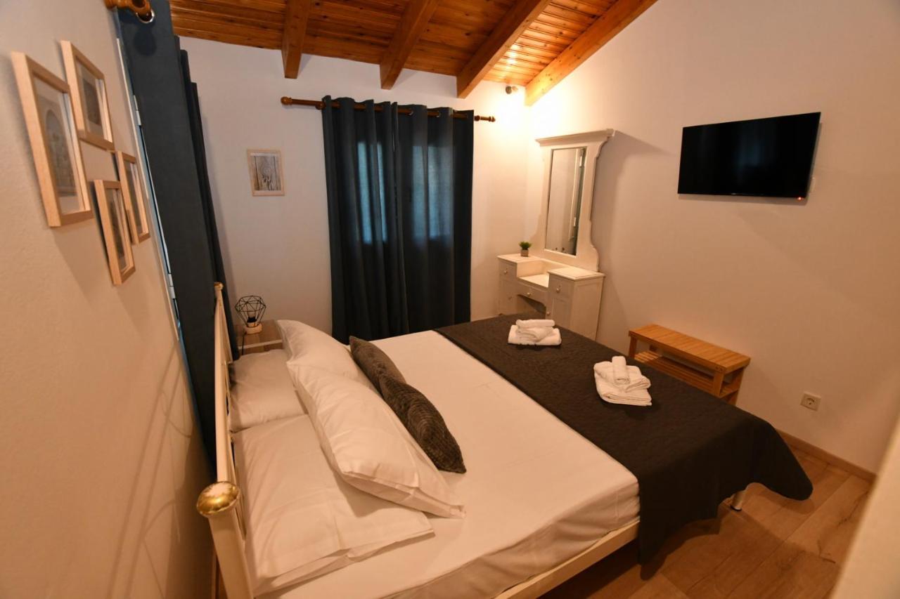 Downtown Loft Apartment Aigio Bagian luar foto